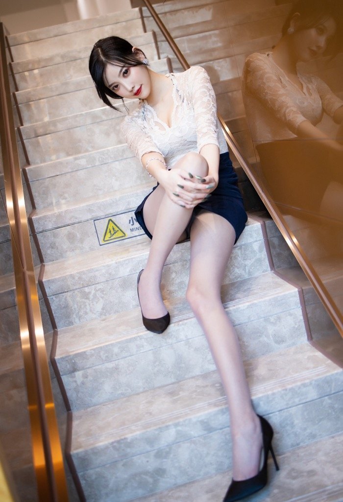 性感宝贝杨晨晨丝袜诱惑，短裙上楼梯满足男人的偷瞄欲
