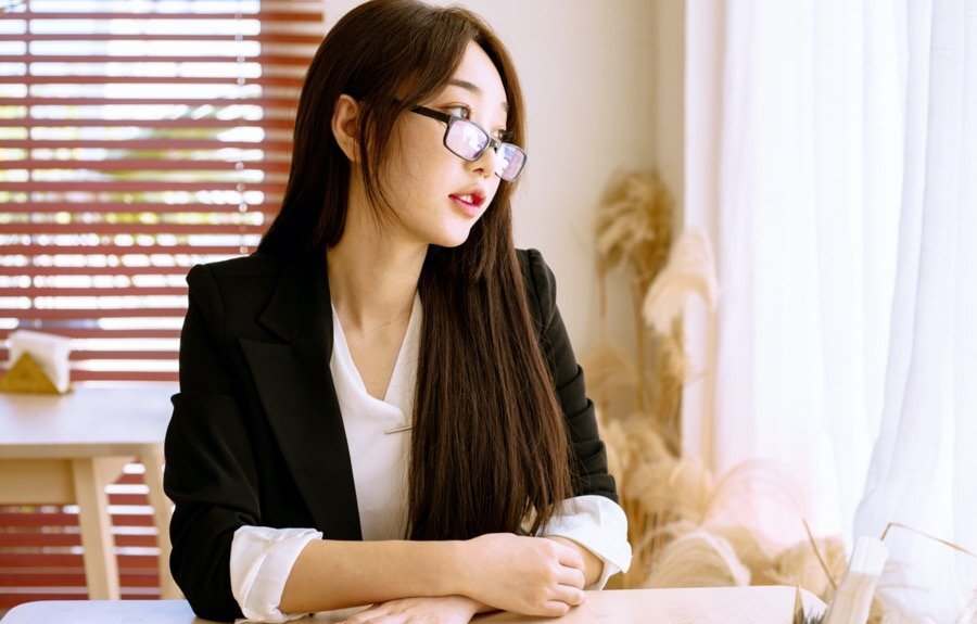 容貌清纯身材一流，甜美妹子小九月性感秘书OL装扮楚楚动人