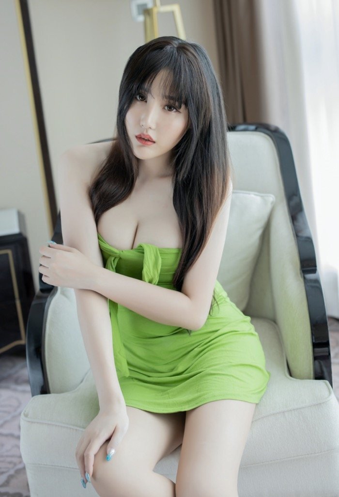 性感美人张静雅秀喷火身材，丝袜加身尽显熟女风情