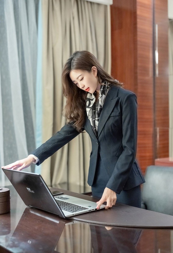 好腿好炮架 长腿秘书杨紫嫣丝袜诱惑春色四溢