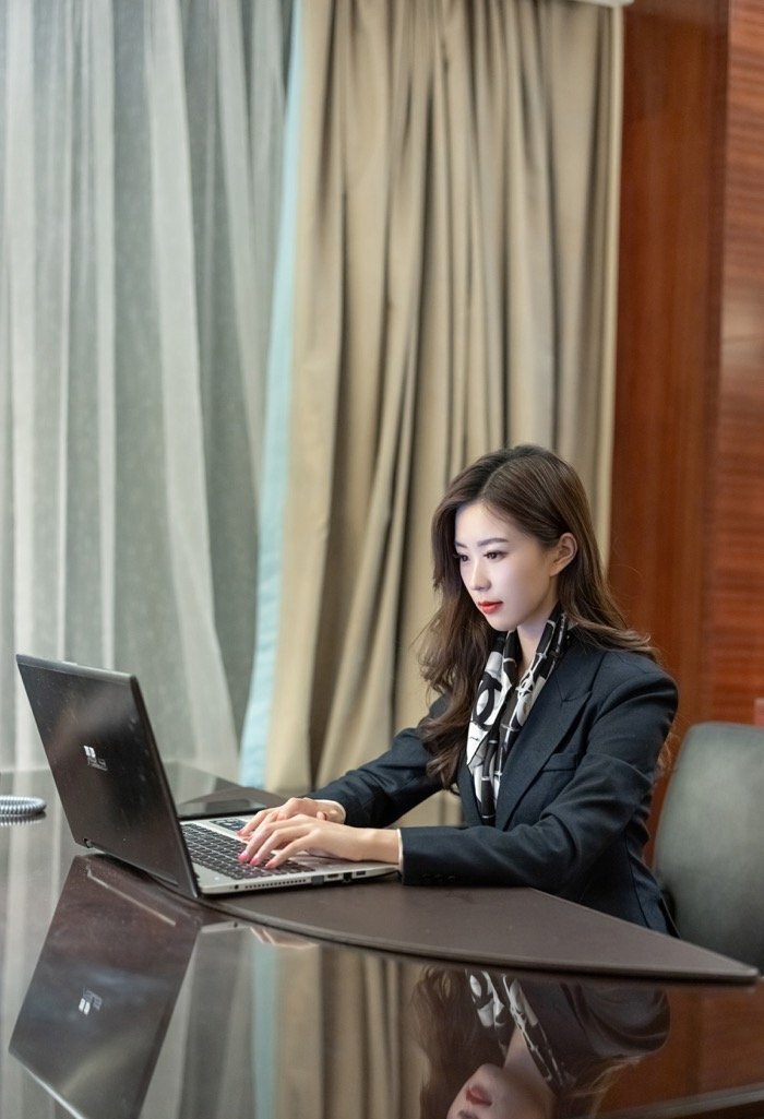 好腿好炮架 长腿秘书杨紫嫣丝袜诱惑春色四溢