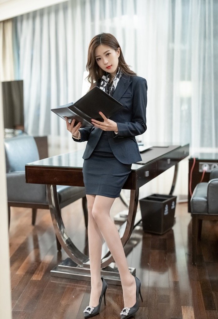 好腿好炮架 长腿秘书杨紫嫣丝袜诱惑春色四溢