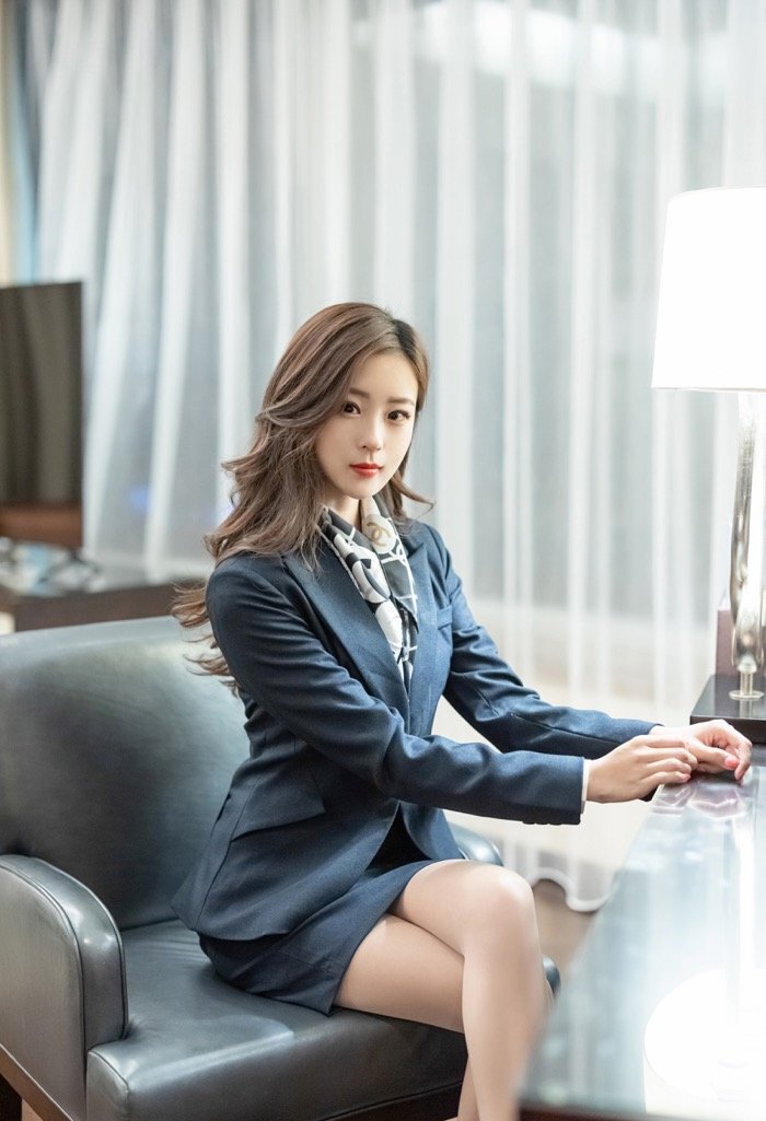 好腿好炮架 长腿秘书杨紫嫣丝袜诱惑春色四溢