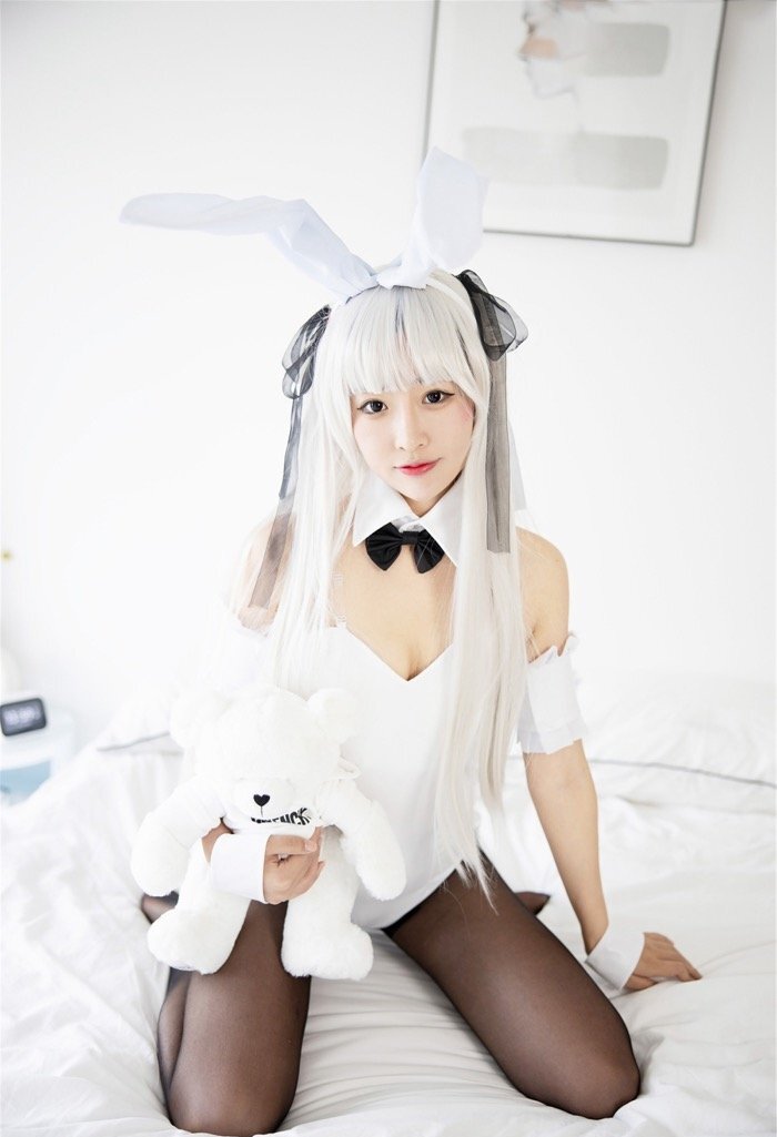清纯软妹童丹娜COSPLAY兔女郎，床上撅臀让你看个够
