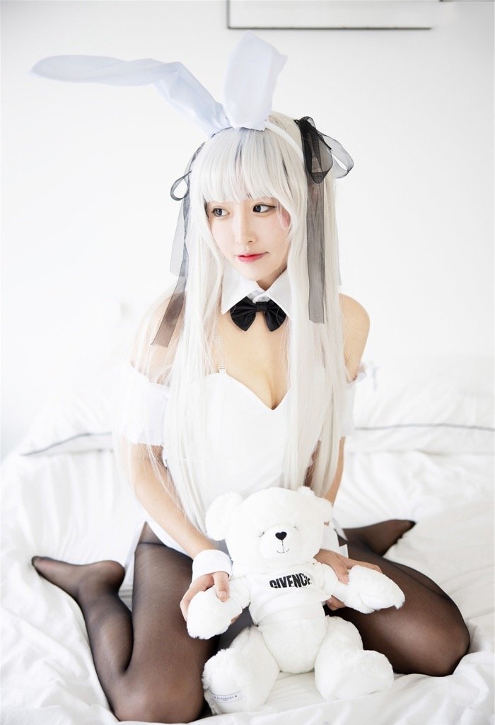 清纯软妹童丹娜COSPLAY兔女郎，床上撅臀让你看个够