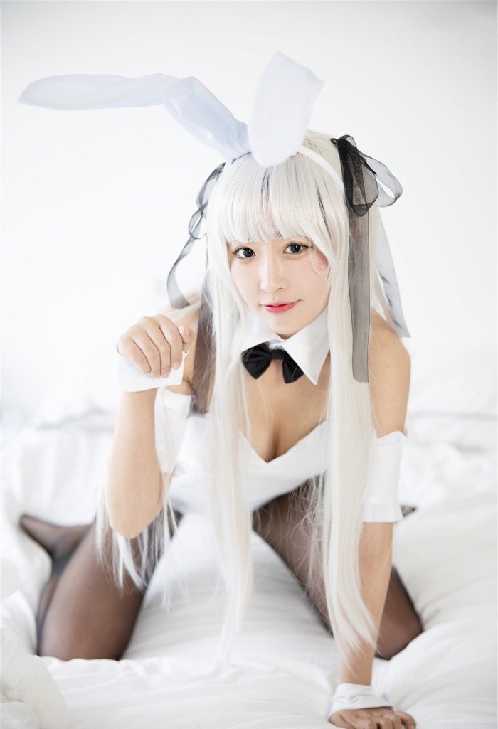 清纯软妹童丹娜COSPLAY兔女郎，床上撅臀让你看个够