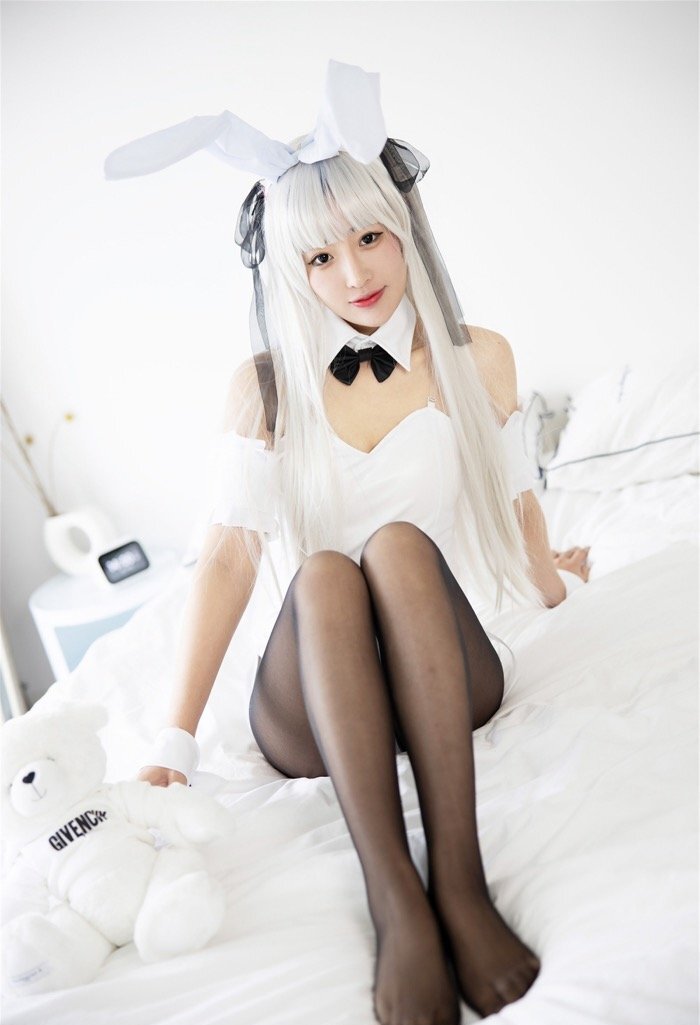 清纯软妹童丹娜COSPLAY兔女郎，床上撅臀让你看个够