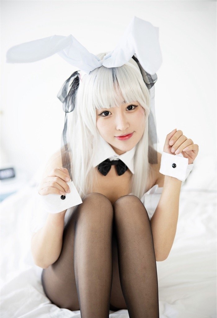 清纯软妹童丹娜COSPLAY兔女郎，床上撅臀让你看个够