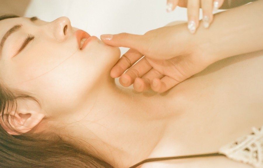 互舔互摸互安慰，性感女神阿朱沈梦瑶上演唯美女同羞羞片