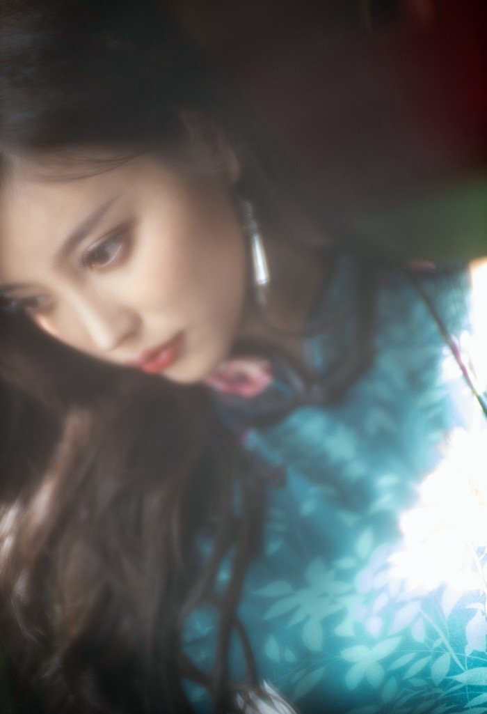 风韵中透着风骚，杨晨晨黑丝旗袍尽显火辣身材