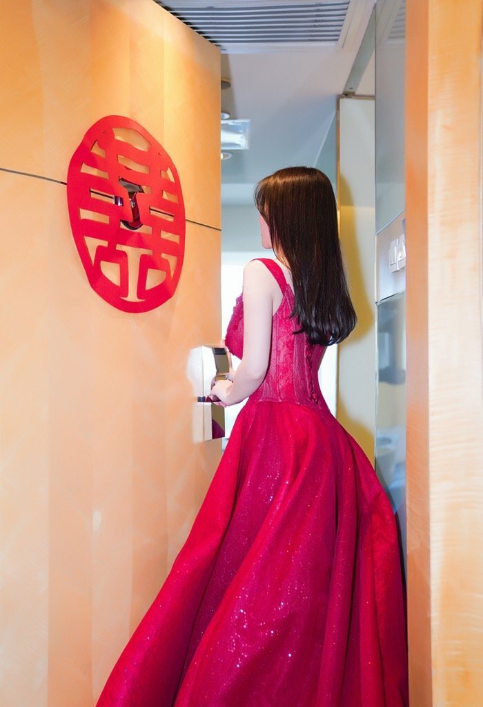 老公粉速进！深沟巨乳美女糯美子洞房之夜床上大胆解衣诱惑