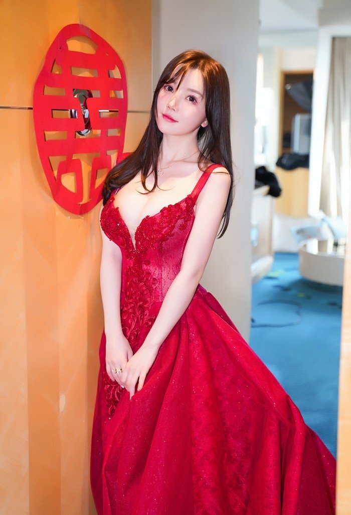 老公粉速进！深沟巨乳美女糯美子洞房之夜床上大胆解衣诱惑