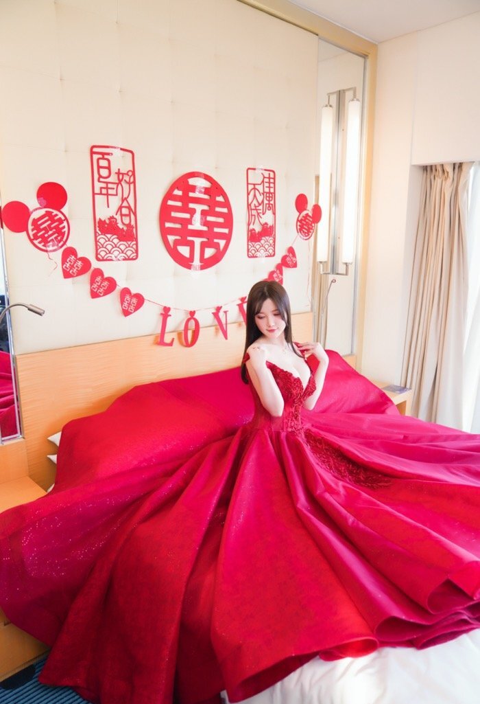 老公粉速进！深沟巨乳美女糯美子洞房之夜床上大胆解衣诱惑