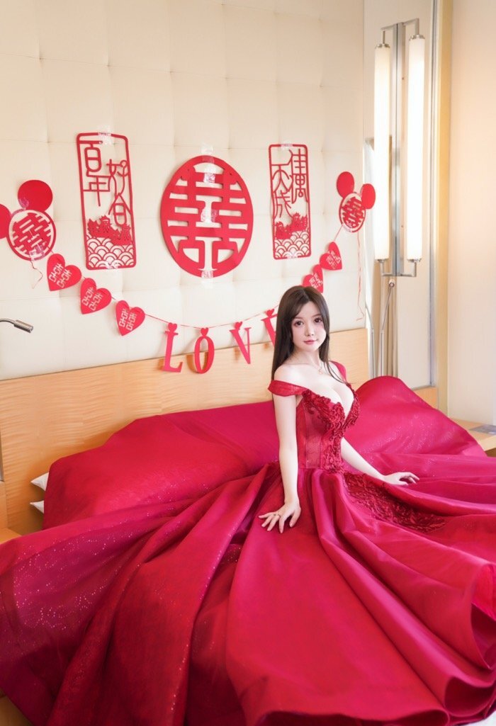 老公粉速进！深沟巨乳美女糯美子洞房之夜床上大胆解衣诱惑