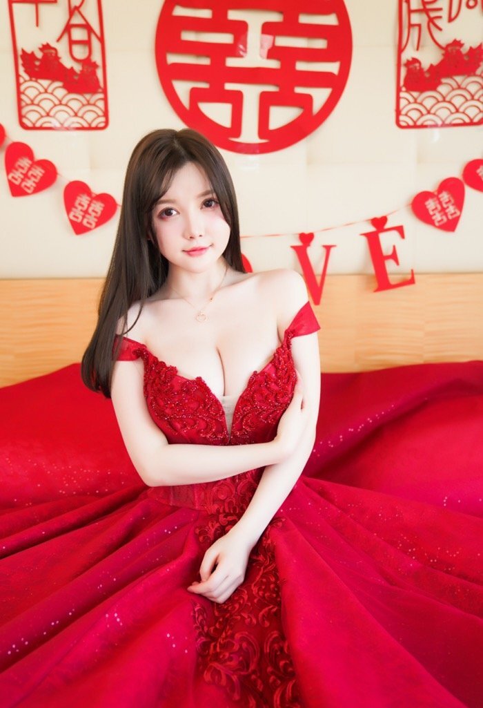 老公粉速进！深沟巨乳美女糯美子洞房之夜床上大胆解衣诱惑