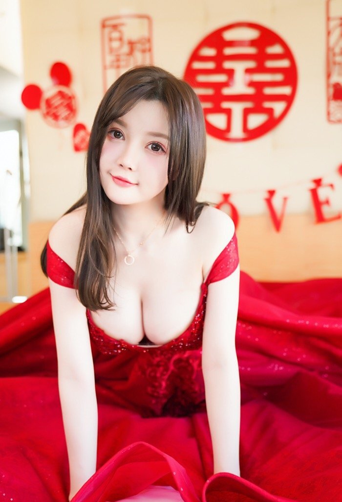 老公粉速进！深沟巨乳美女糯美子洞房之夜床上大胆解衣诱惑