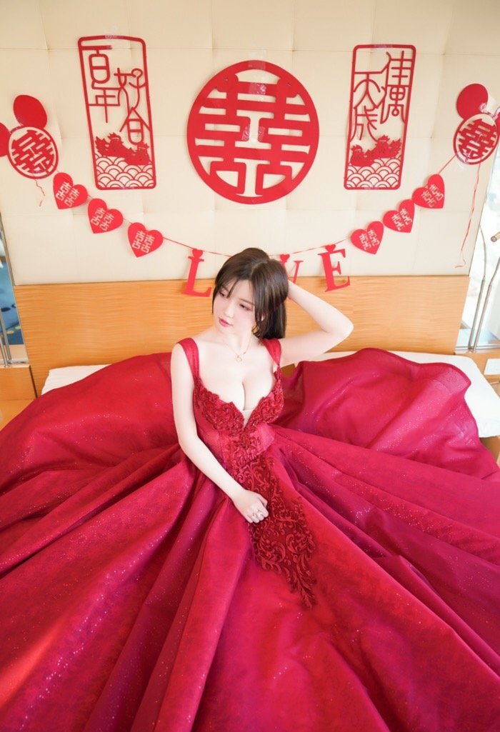 老公粉速进！深沟巨乳美女糯美子洞房之夜床上大胆解衣诱惑