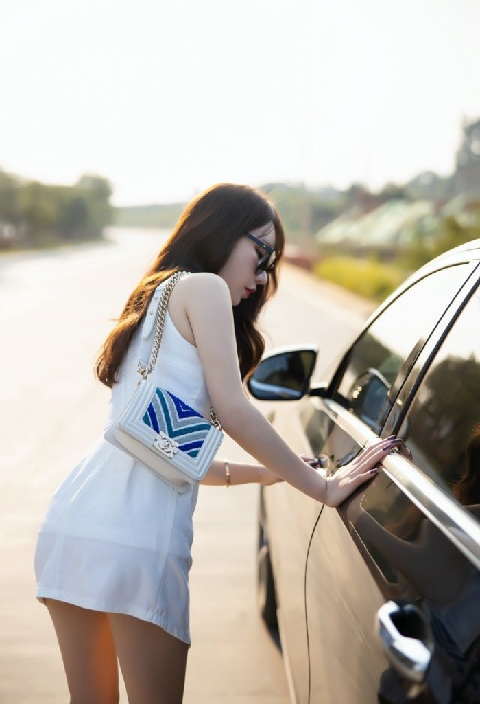 野外车震无码图解 白嫩美女周于希真人示范各种高难度姿势