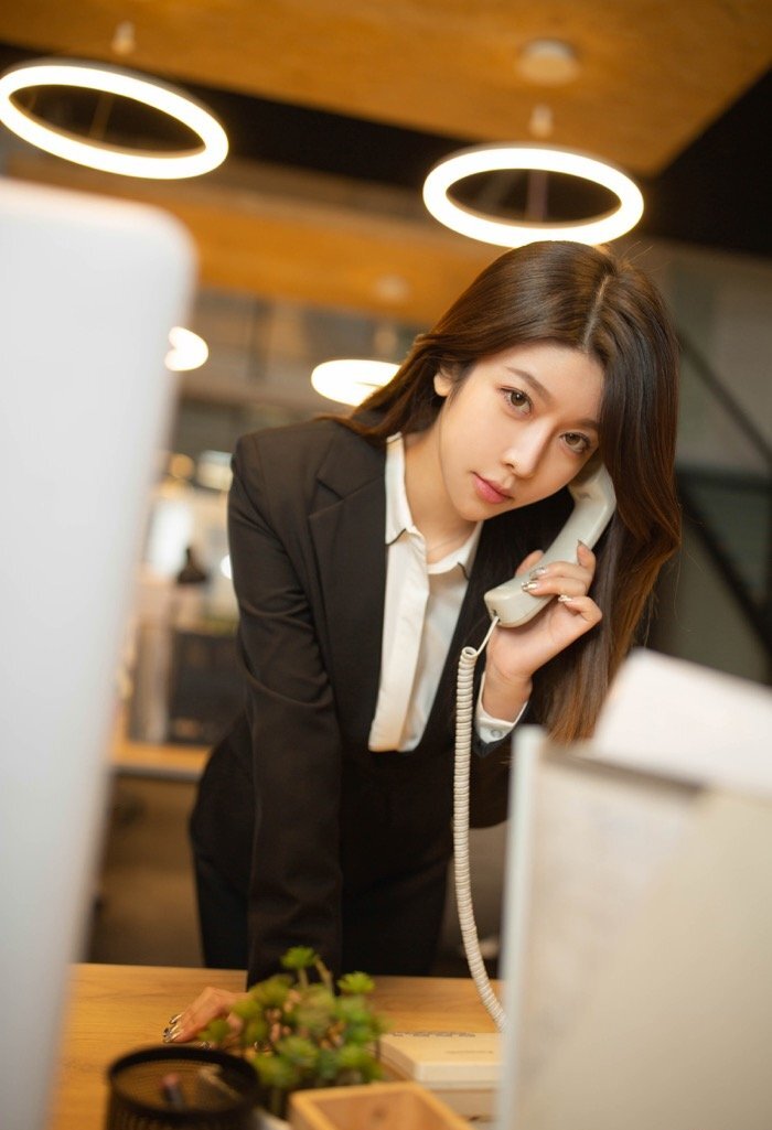 新来的气质秘书夏诗诗 前凸后翘性感撩人