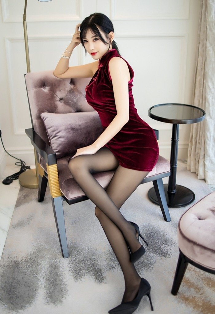 风骚女神杨晨晨黑丝旗袍秀美腿，撅起屁股等着你！