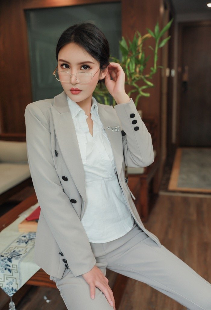 性感又高级！眼镜娘秘书顾奈奈透明丝袜令人血脉喷张