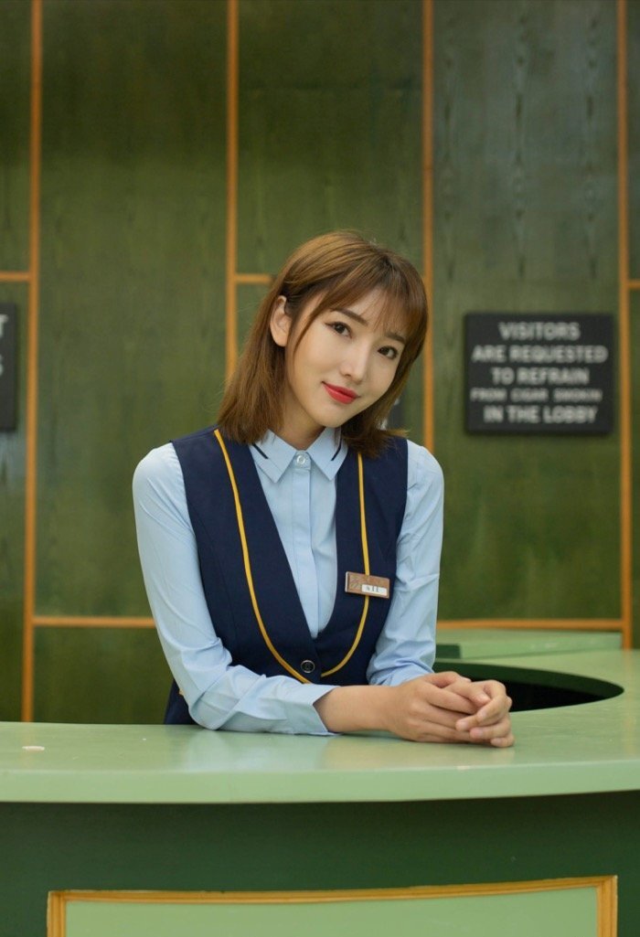 尤物陆萱萱酥胸美腿影院挑逗 满足你对前台小妹的幻想