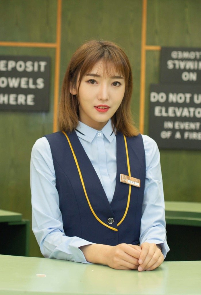 尤物陆萱萱酥胸美腿影院挑逗 满足你对前台小妹的幻想