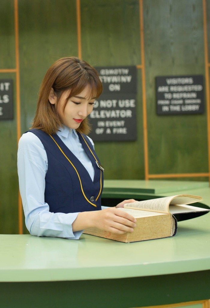 尤物陆萱萱酥胸美腿影院挑逗 满足你对前台小妹的幻想