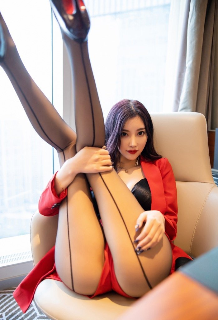 女总裁性感上线，御姐杨晨晨一身红衣攻气十足