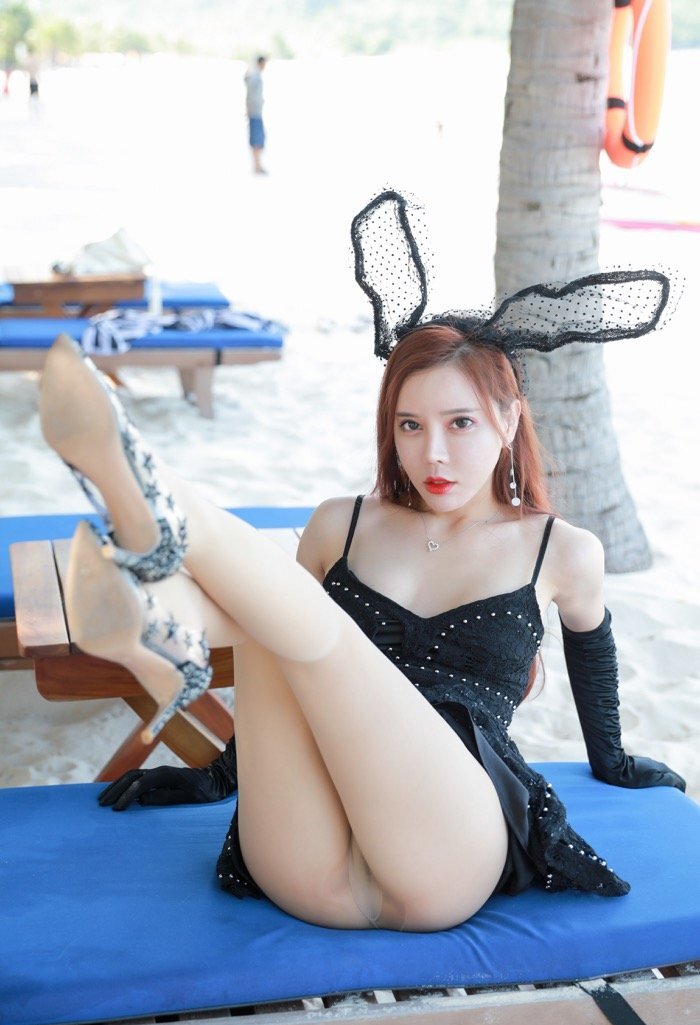 轻熟女艾小青室外露出寻求刺激，开腿走光无视旁人