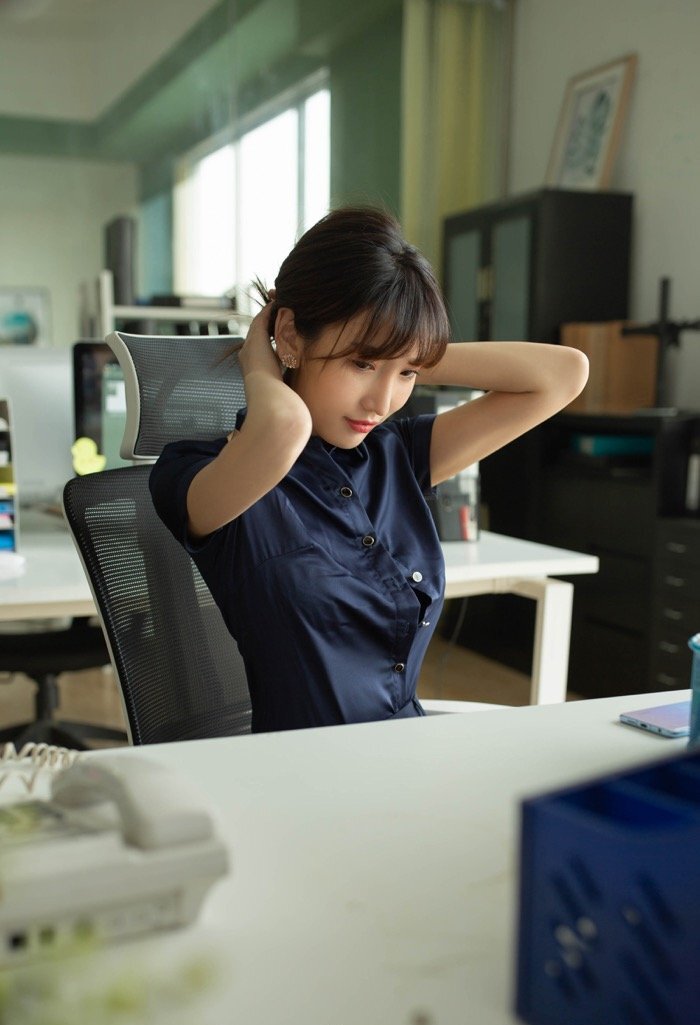 来自女同事的诱惑，陆萱萱办公室脱衣撩腿招架不住