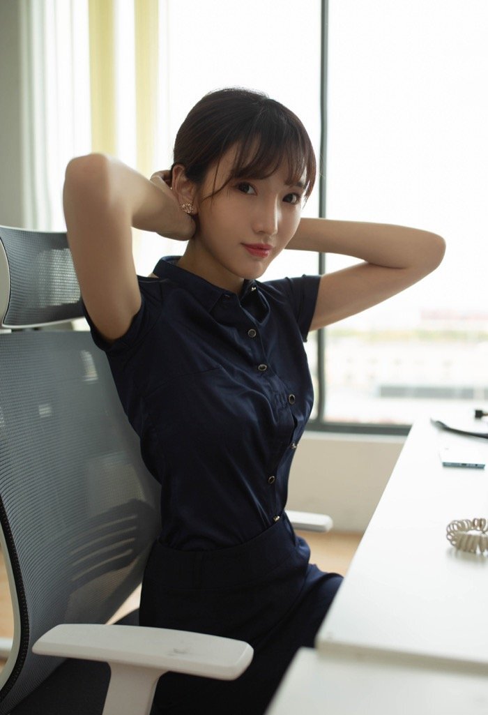 来自女同事的诱惑，陆萱萱办公室脱衣撩腿招架不住