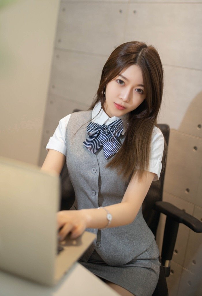 总裁秘书夏诗诗清纯不失性感 OL丝袜魅惑令人无法抵御