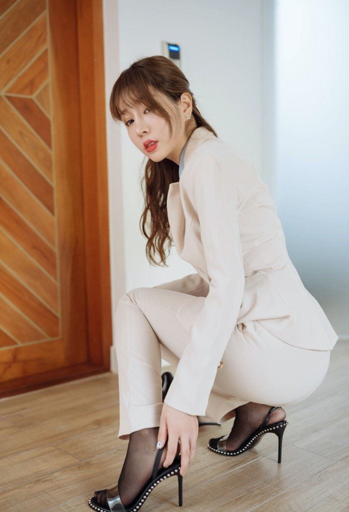 性感女神王雨纯私房写真，衣衫渐褪诱人欲火