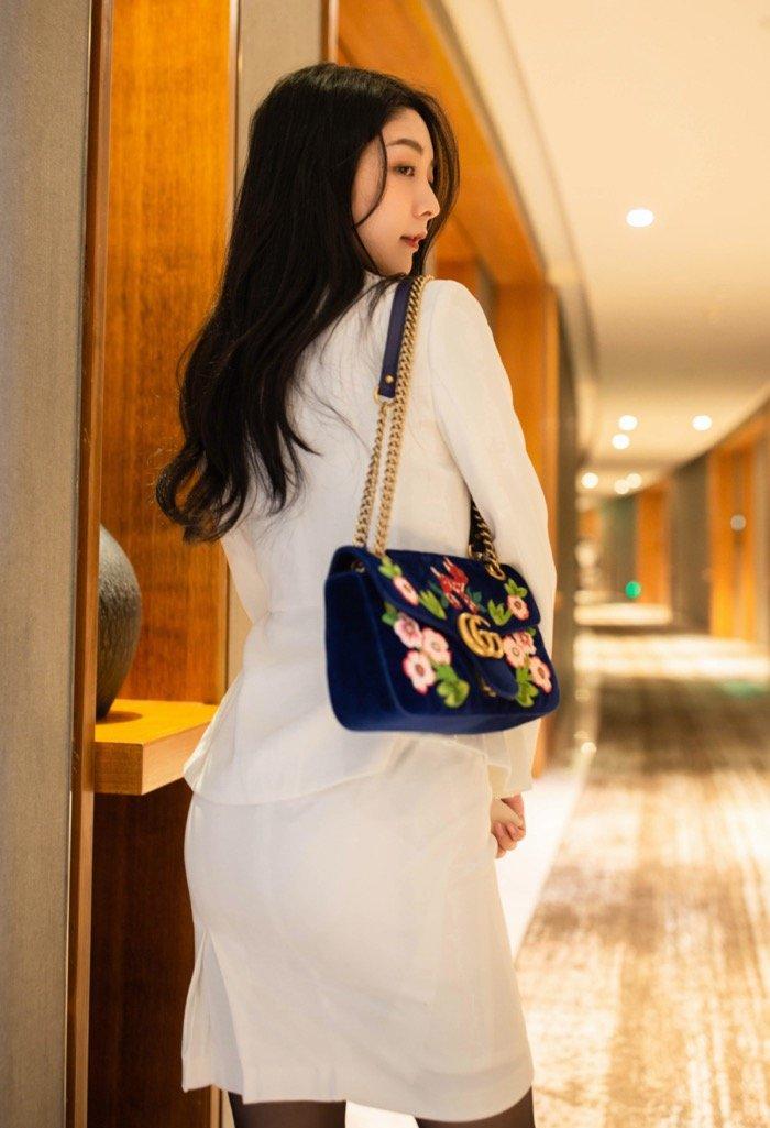 下班邂逅女神小热巴，一场身临其境的秘书私房诱惑