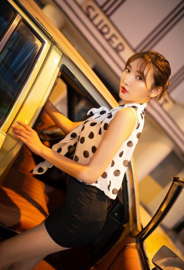 香车美女妩媚惹火！曼妙佳人陆萱萱纤纤玉腿让人浮想联翩