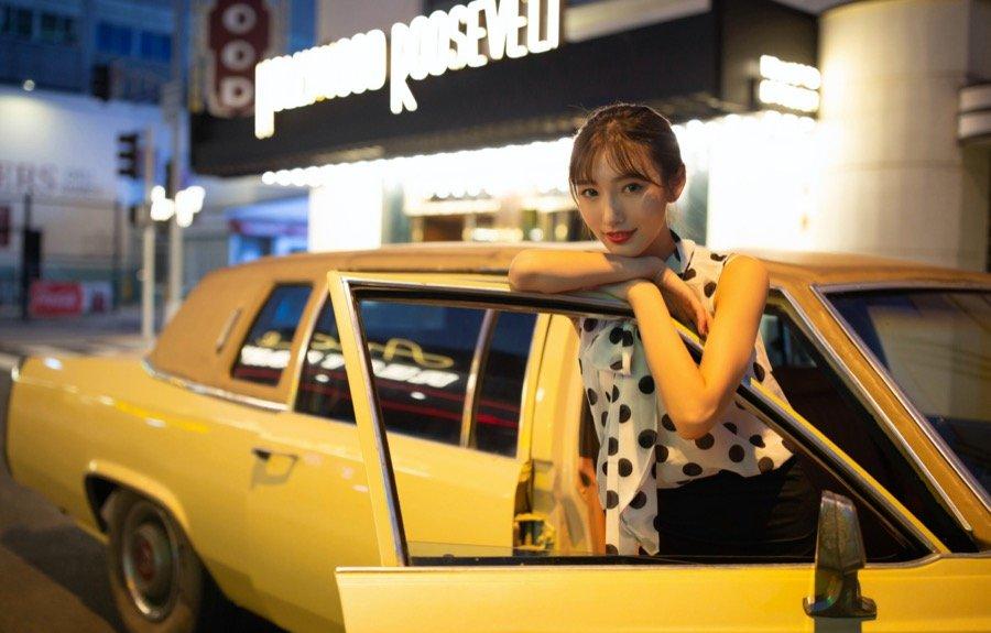 香车美女妩媚惹火！曼妙佳人陆萱萱纤纤玉腿让人浮想联翩