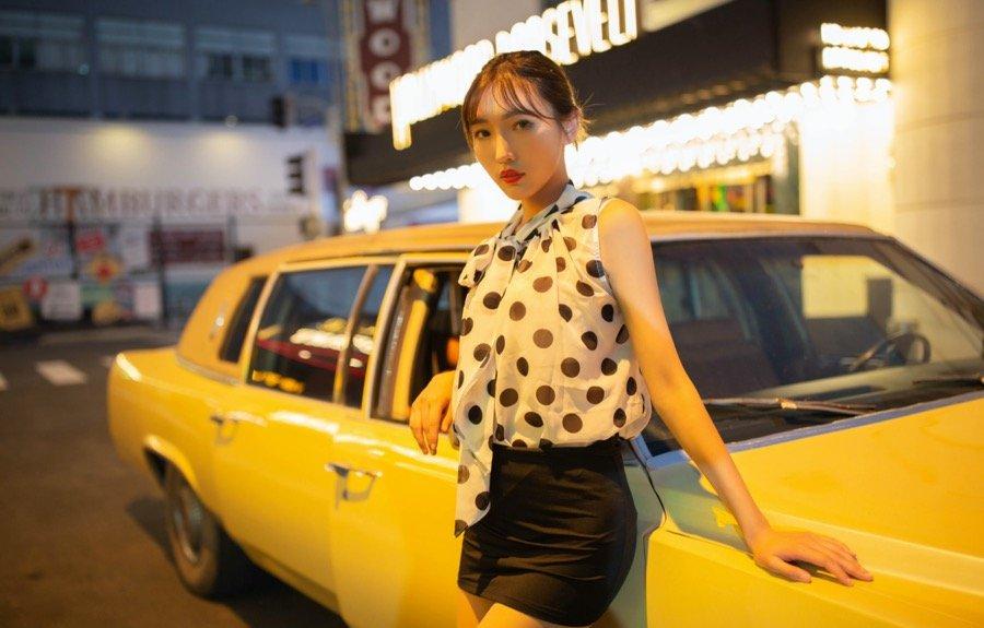 香车美女妩媚惹火！曼妙佳人陆萱萱纤纤玉腿让人浮想联翩