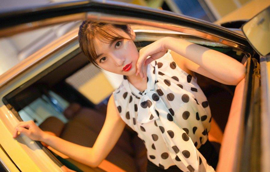 香车美女妩媚惹火！曼妙佳人陆萱萱纤纤玉腿让人浮想联翩