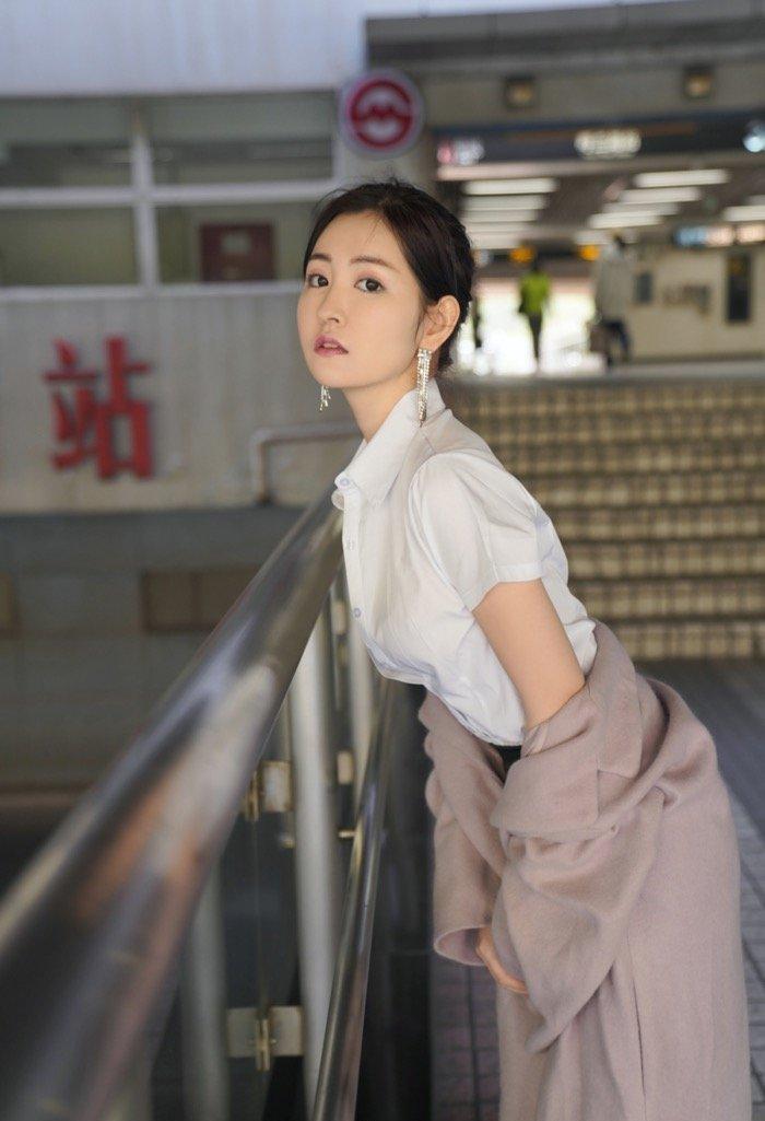 白领美女沈梦瑶魔都地铁露出玩自摸 当众撩裙大泄春光