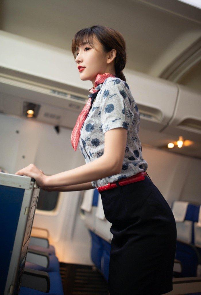 飞机上大尺度暴露脱衣，美女空姐陆萱萱风骚写真诱惑乘客