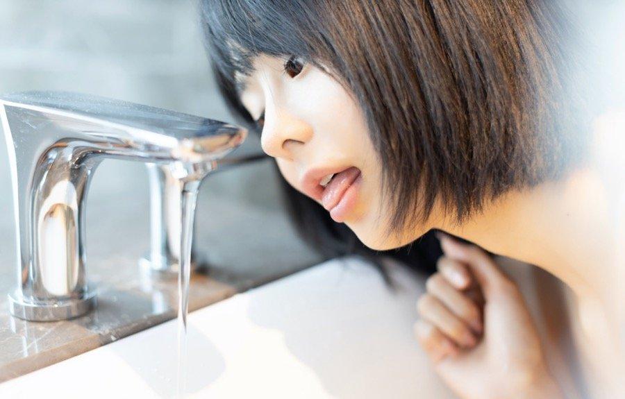 乳房坚挺若隐若现，模特蓝夏Akasha薄纱遮体半露酥胸