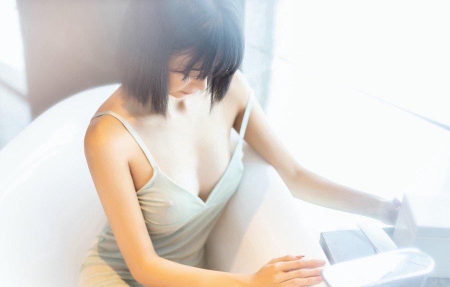 乳房坚挺若隐若现，模特蓝夏Akasha薄纱遮体半露酥胸