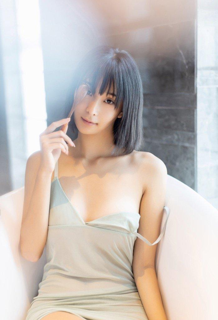 乳房坚挺若隐若现，模特蓝夏Akasha薄纱遮体半露酥胸