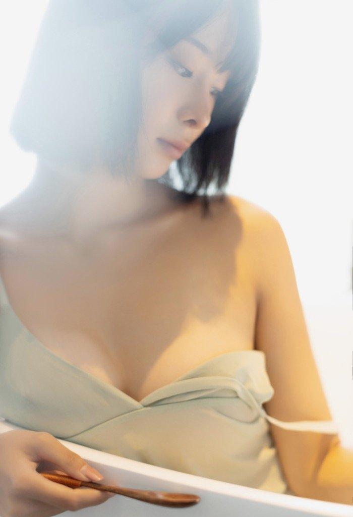 乳房坚挺若隐若现，模特蓝夏Akasha薄纱遮体半露酥胸