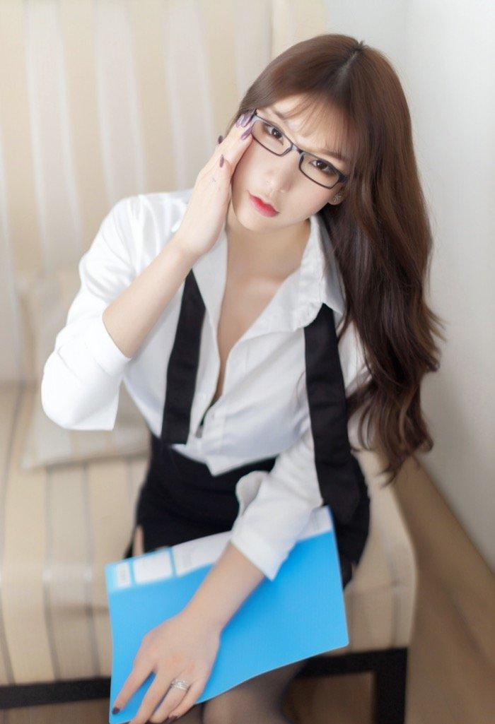 上演皮鞭SM戏码！野蛮家教周于希满足你对老师的性幻想