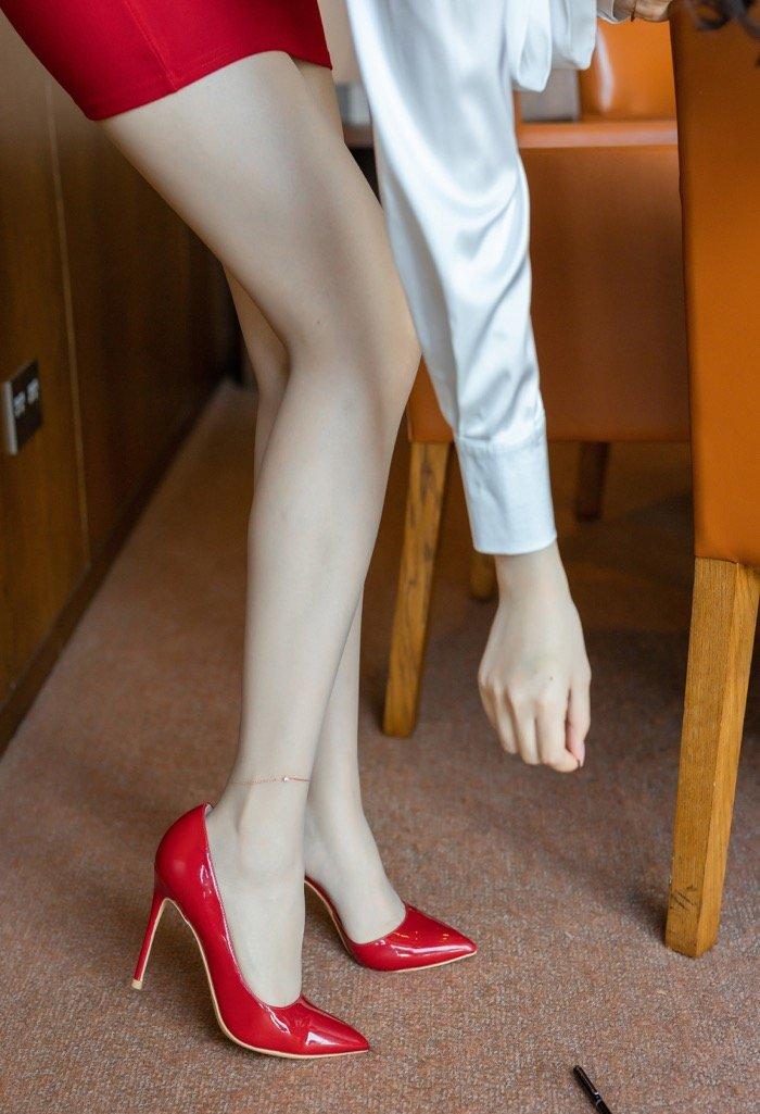 红鞋红裙紫内裤 迷人小秘书芝芝Booty丝袜美腿令人躁动