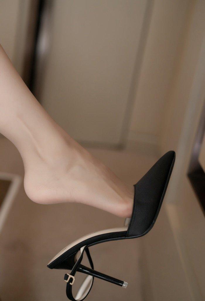 丝足控专属福利！许诺Sabrina这腿可以玩两年