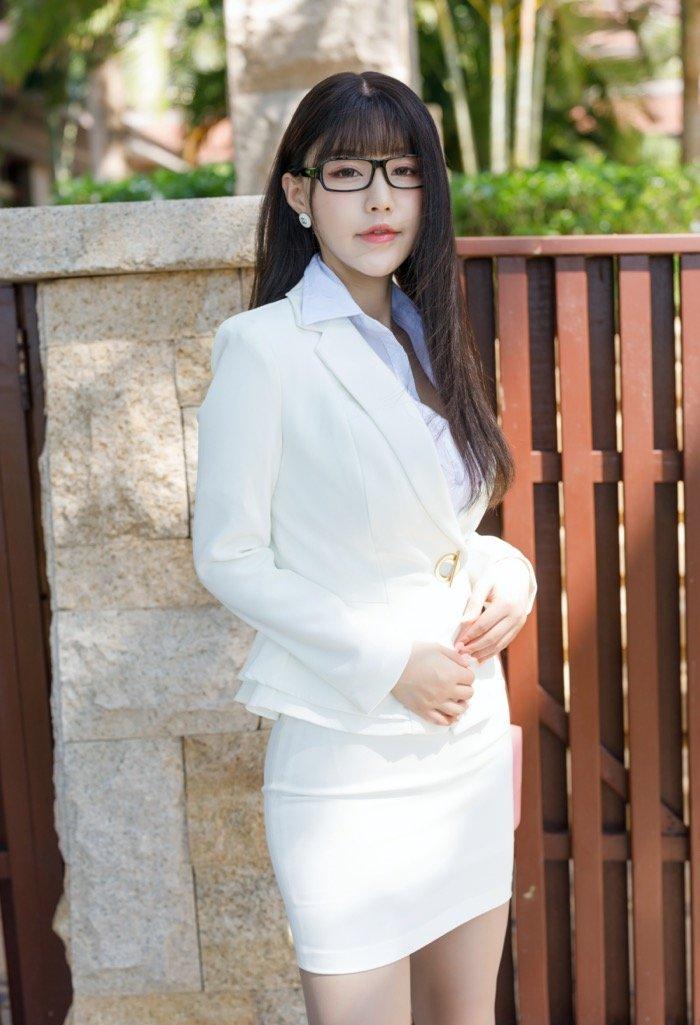 御姐眼镜娘朱可儿 职业装上演丝袜捆绑诱惑