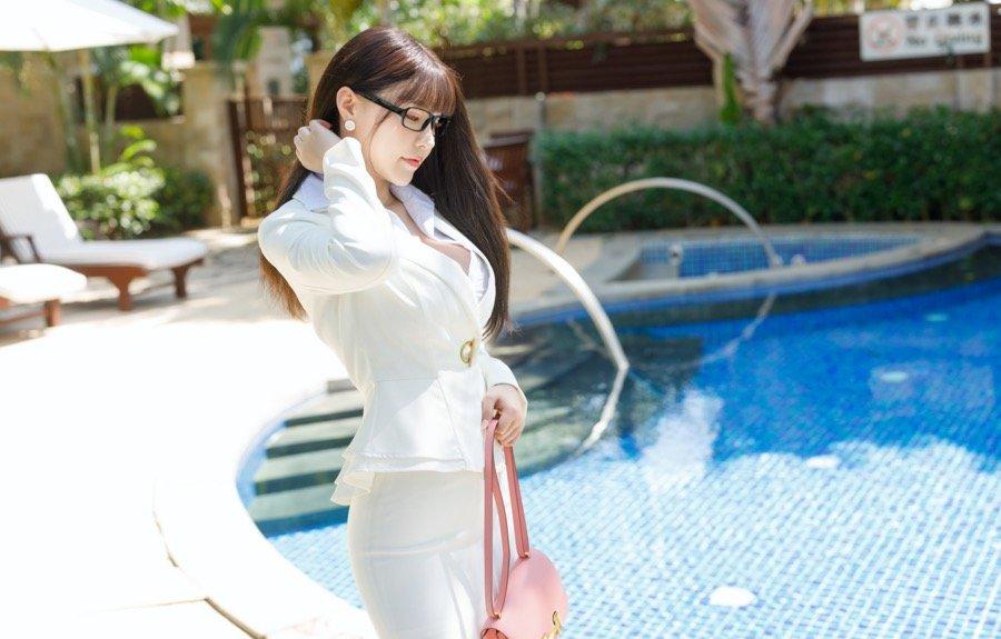 御姐眼镜娘朱可儿 职业装上演丝袜捆绑诱惑